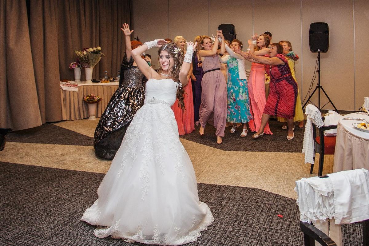 Чем заменить традицию бросания букета невесты?